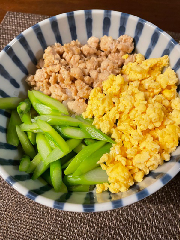 保護中: 三色丼（アスパラ・卵・鶏そぼろ）